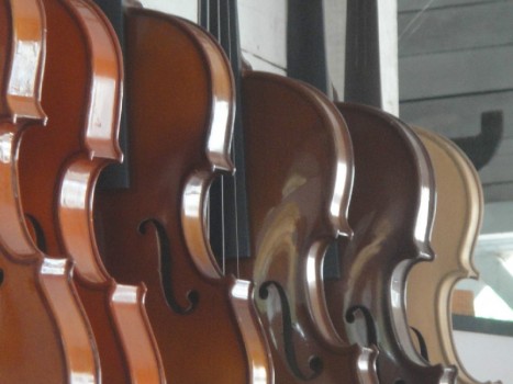 Revelando os Brasis | ARTE DE ESCULPIR VIOLINOS ABRE PERSPECTIVAS ...